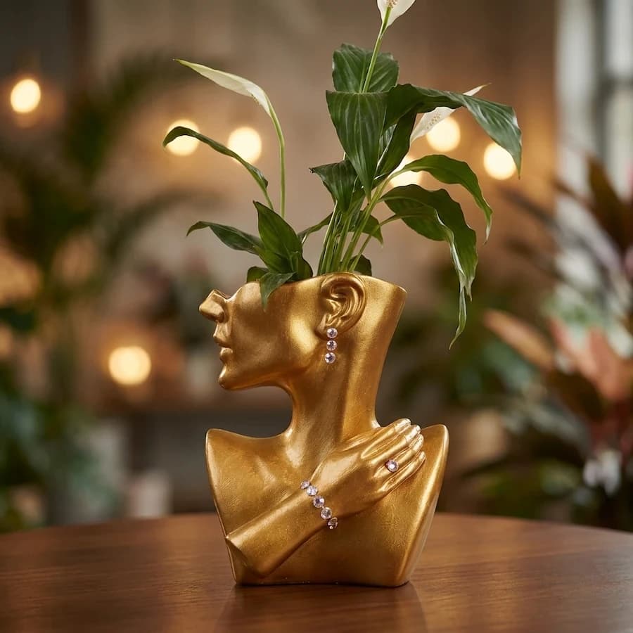 Aura Dorada: Maceta Escultural con Estilo Artístico
