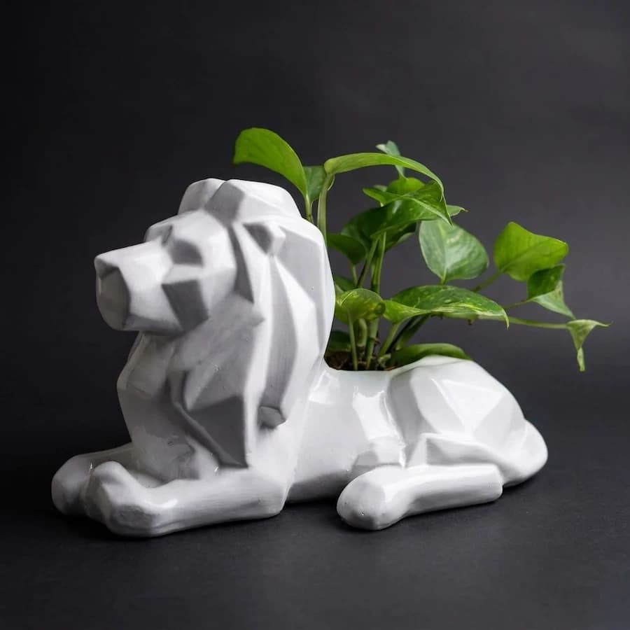 León Geométrico: Maceta Escultural Minimalista